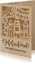 Felicitatiekaart gestanste huisjes op houtprint