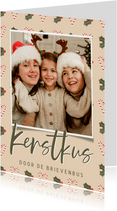 Fotokaartje kerstkus door de brievenbus met patroontje