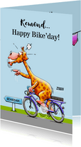 Grappige verjaardagskaart fietsende giraf en vlaggetjes