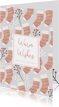 Hippe kerstkaart Warm Wishes sokken patroon en sneeuw