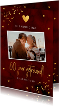 Jubileumkaart donkerrood foto 60 jaar getrouwd goudlook