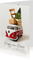 Kerst verhuiskaart met Volkswagen busje en spullen op dak