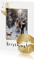 Kerstkaart fotokaart kerstkus goudlook kus dennentak sneeuw