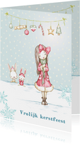 Kerstkaart meisje in de sneeuw met kerstversiering