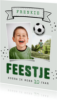 Kinderfeestje uitnodiging voetbal gras foto vaandel