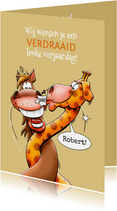 Leuke verjaardagskaart met paard en giraf zoenend