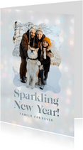 Moderne nieuwjaarskaart met bokeh en glitter