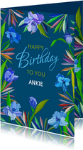 Mooie verjaardagskaart met blauwe lelies op donker