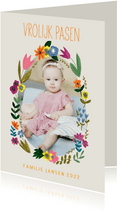 Paaskaart met bloemenkrans om paasei foto frame