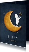 Staand geboortekaartje met een silhouet van jongen op maan