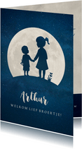Staand geboortekaartje met silhouet van broer en zus in maan