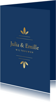 Stijlvolle blauwe trouwkaart met gouden ornament