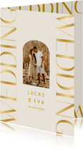 Stijlvolle trouwkaart met grote klassieke gouden typografie 
