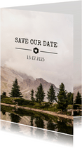 Stoere Save the Date kaart met een berg landschap en datum