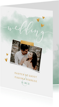 Trouwkaart 'WEDDING' met waterverf, gouden hartjes en foto