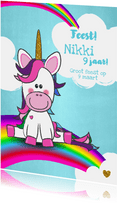 Uitnodiging vrolijke kaart met unicorn wolken en regenboog