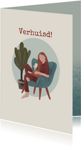 Verhuiskaart met vrouw lezend in een stoel met plant