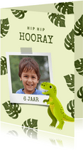 Verjaardagskaart met dinosaurus, bladeren en foto