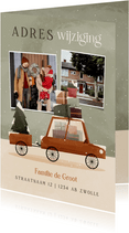 Winters verhuiskaartje met foto's en een auto met kerstboom