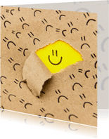 Beste wensen kaart met een gele smiley getekend op papier