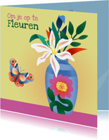 Beterschapskaart met met kleurrijke bloemen en vlinder
