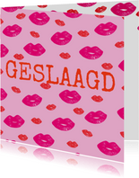 Hippe geslaagd kaart met lipjes / kusjes in rood en roze