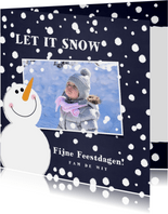 Kerst foto kaart met een schattige sneeuwpop in de sneeuw