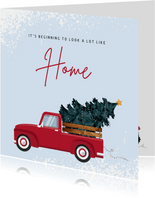 Kerst verhuiskaart met rode pick-up met kerstboom
