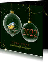 Kerstkaart glazen kerstbal met vogel 2022