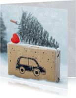 Kerstkaart met een auto met een kerstboom