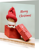 Kerstkaart met een elfje in een rood doosje