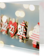 Kerstkaart met houten adventskalender en wazige lichtjes