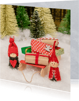 Kerstkaart met twee elfjes en een slee vol cadeautjes
