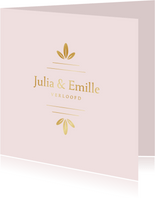 Klassieke minimalistische verlovingskaart en gouden ornament