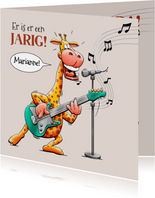 Leuke verjaardagskaart met een giraf, die gitaar speelt