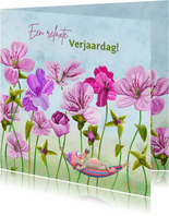 Leuke verjaardagskaart met roze bloemen en muisje