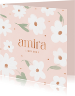 Lief roze geboortekaartje met witte bloemen en koperen tekst