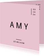 Modern geboortekaartje met strakke typografie en roze kleur