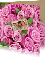 Mooie bloemenkaart met eigen foto tussen roze rozen