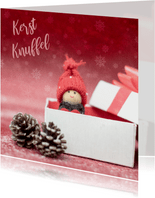 Rode kerstkaart met een kerstelf in een witte geschenkdoos
