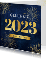 Stijlvolle nieuwjaarskaart met jaartal 2023 en goud vuurwerk