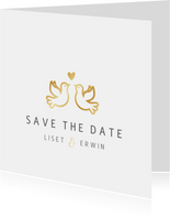 Stijlvolle witte Save the Date kaart met gouden duifjes 