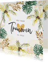 Tropische trouwkaart met palmbomen en bladeren