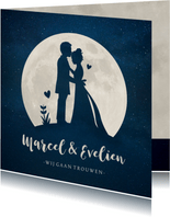 Trouwkaart met  silhouet van een bruidspaar in volle maan