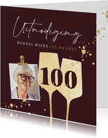 Uitnodiging borrel 100jaar wijnglazen spetters goudlook foto