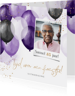 Uitnodiging verjaardagsfeest unisex ballonnen confetti paars
