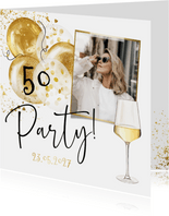 Uitnodigingskaart 50 jaar ballonnen goud confetti wijnglas