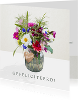 Verjaardagskaart met bloemen - boeket in vaas met label