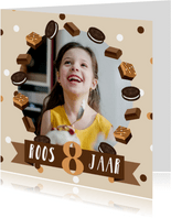 Verjaardagskaart met brownies koekjes, chocolade en foto