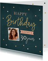 Verjaardagskaart met confetti op donkere achtergrond